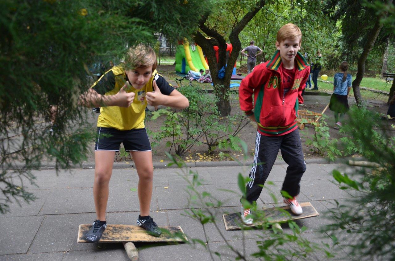 Chusta wertykalna, szczudła, slackline