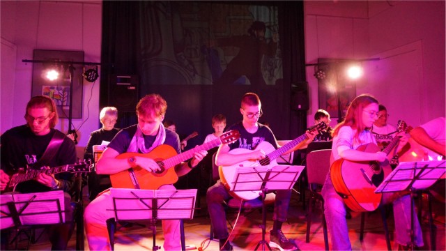 1 ŁÓDZKA ORKIESTRA GITAROWA GRA UTWORY THE BEATLES